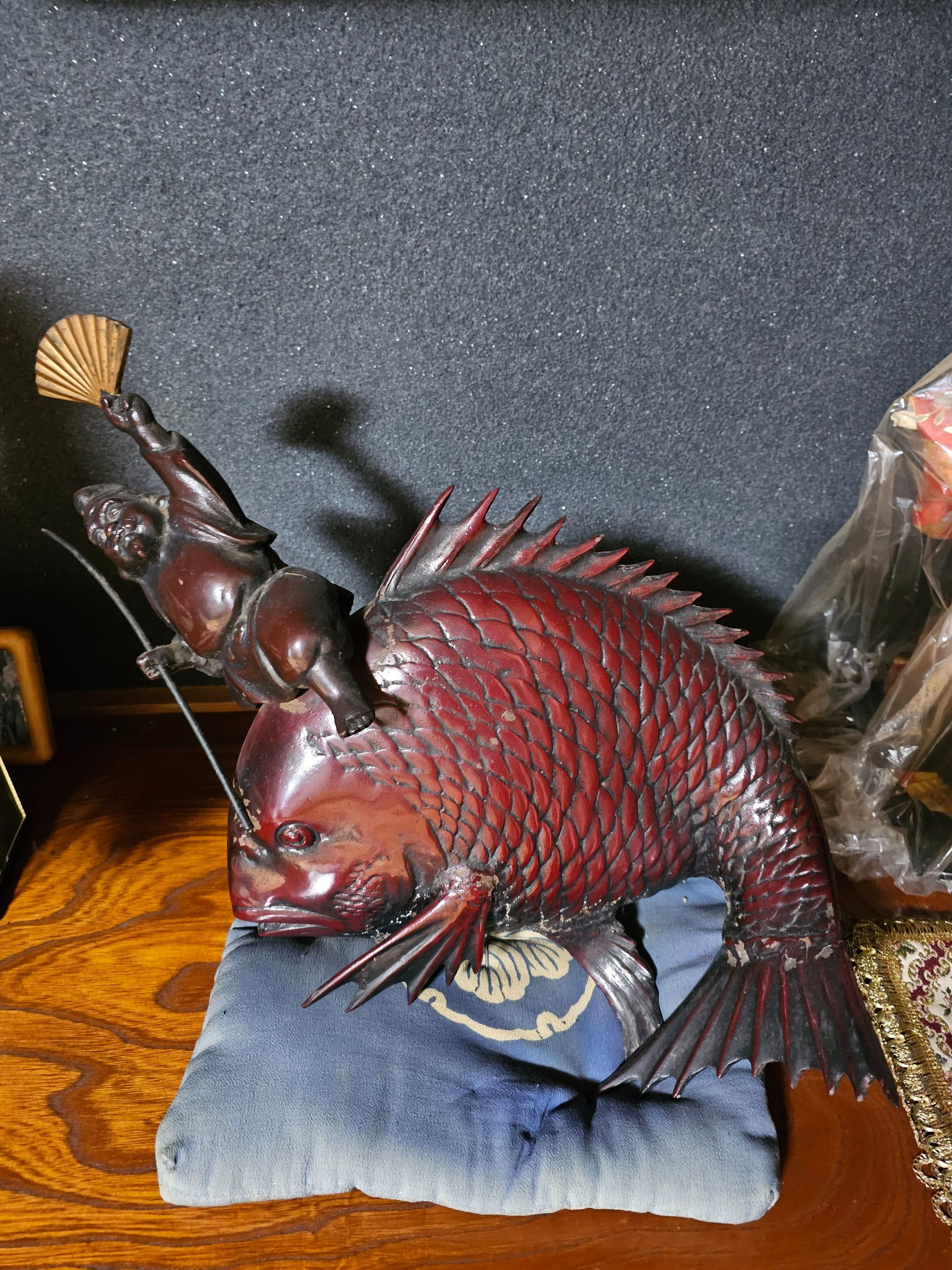 Auspicious tai fish figure.