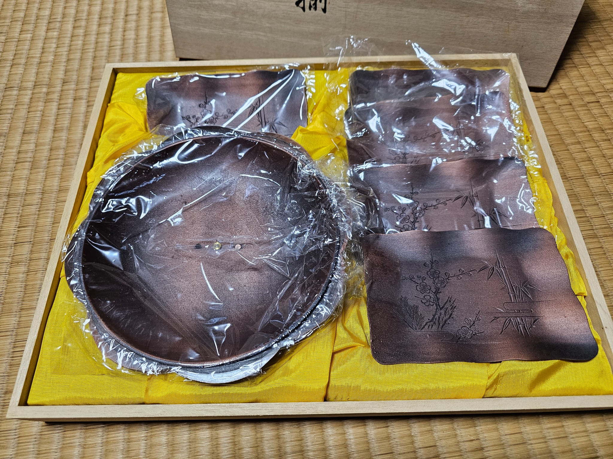 Sweets serving set open in box.