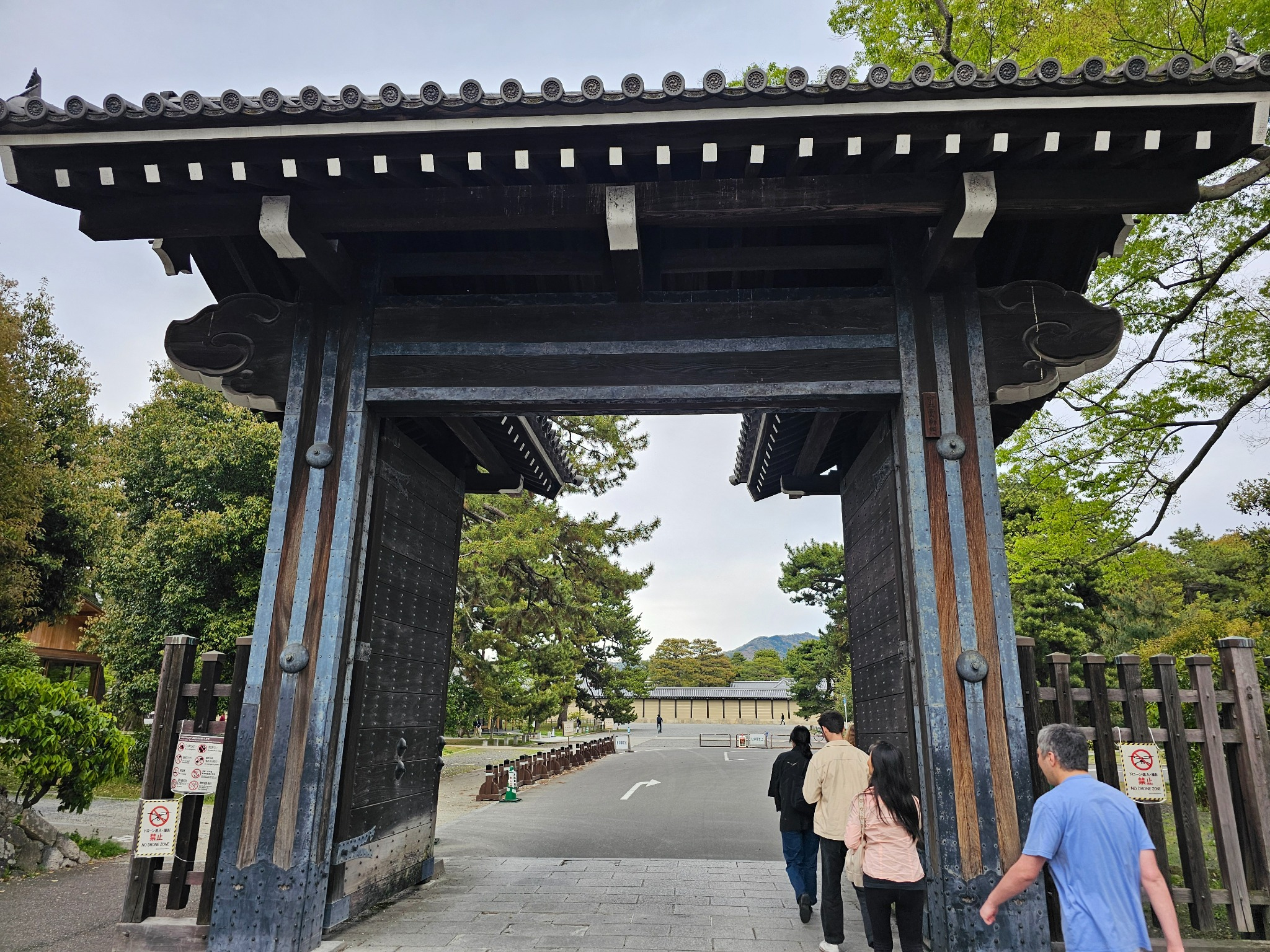 Main gate at Kyoto Gyoen.