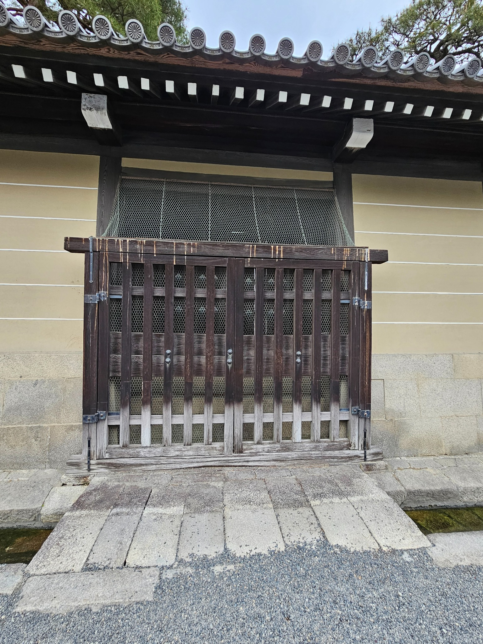 Side gate and drainage order in Kyoto.