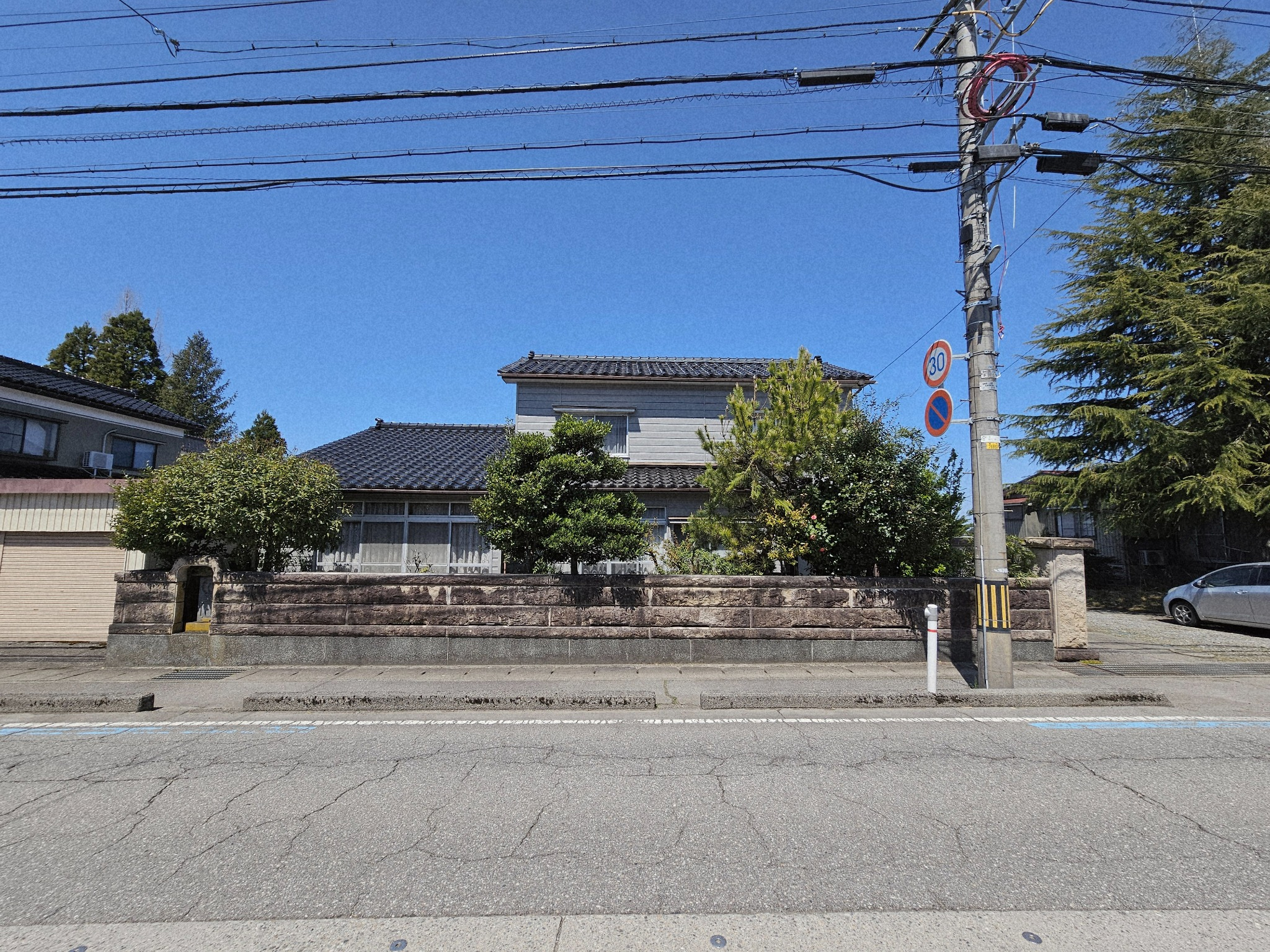 The Hanasaki family house seen from the front.