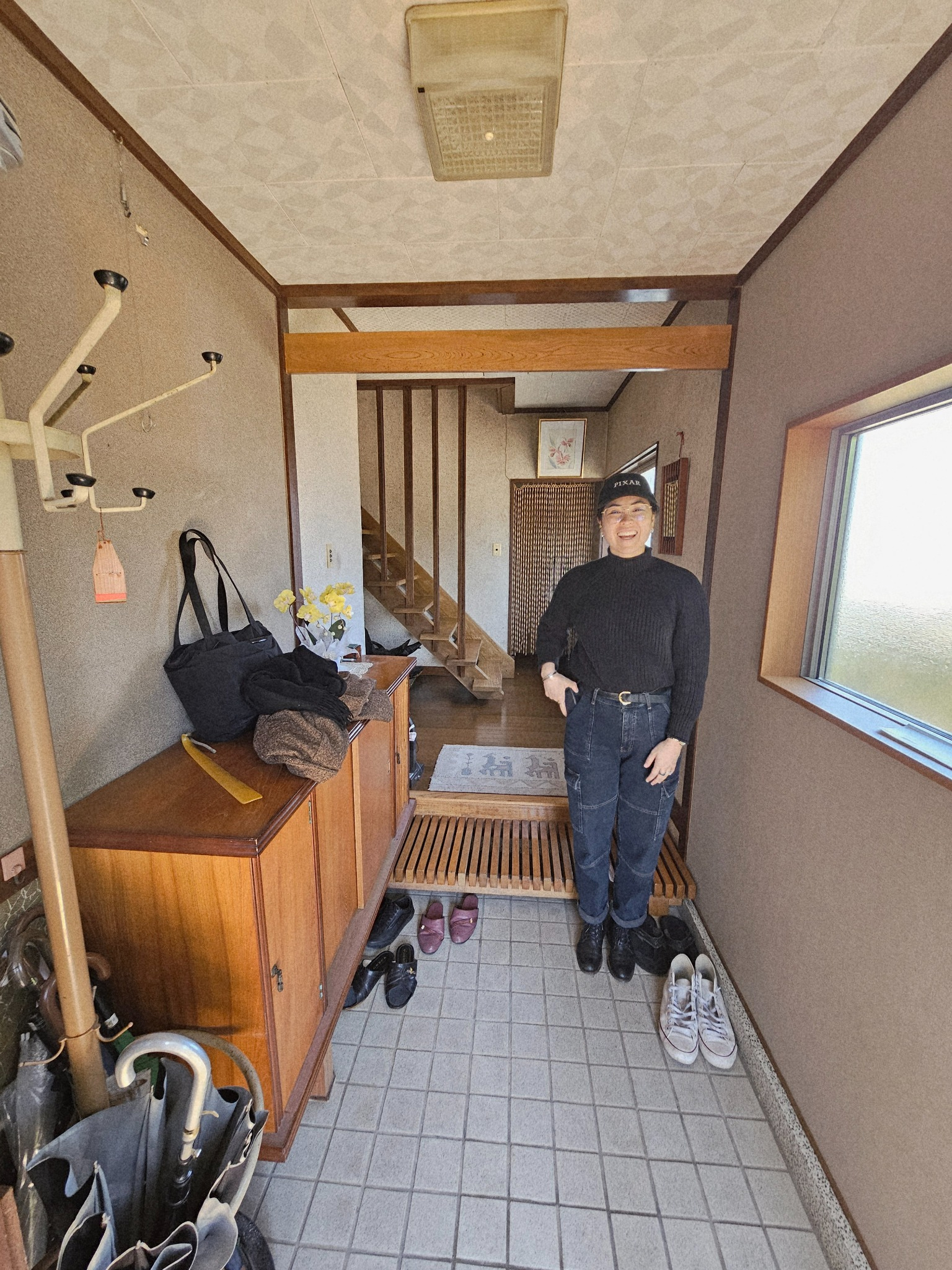 Genkan entry area with Marie in the Hanasaki house.
