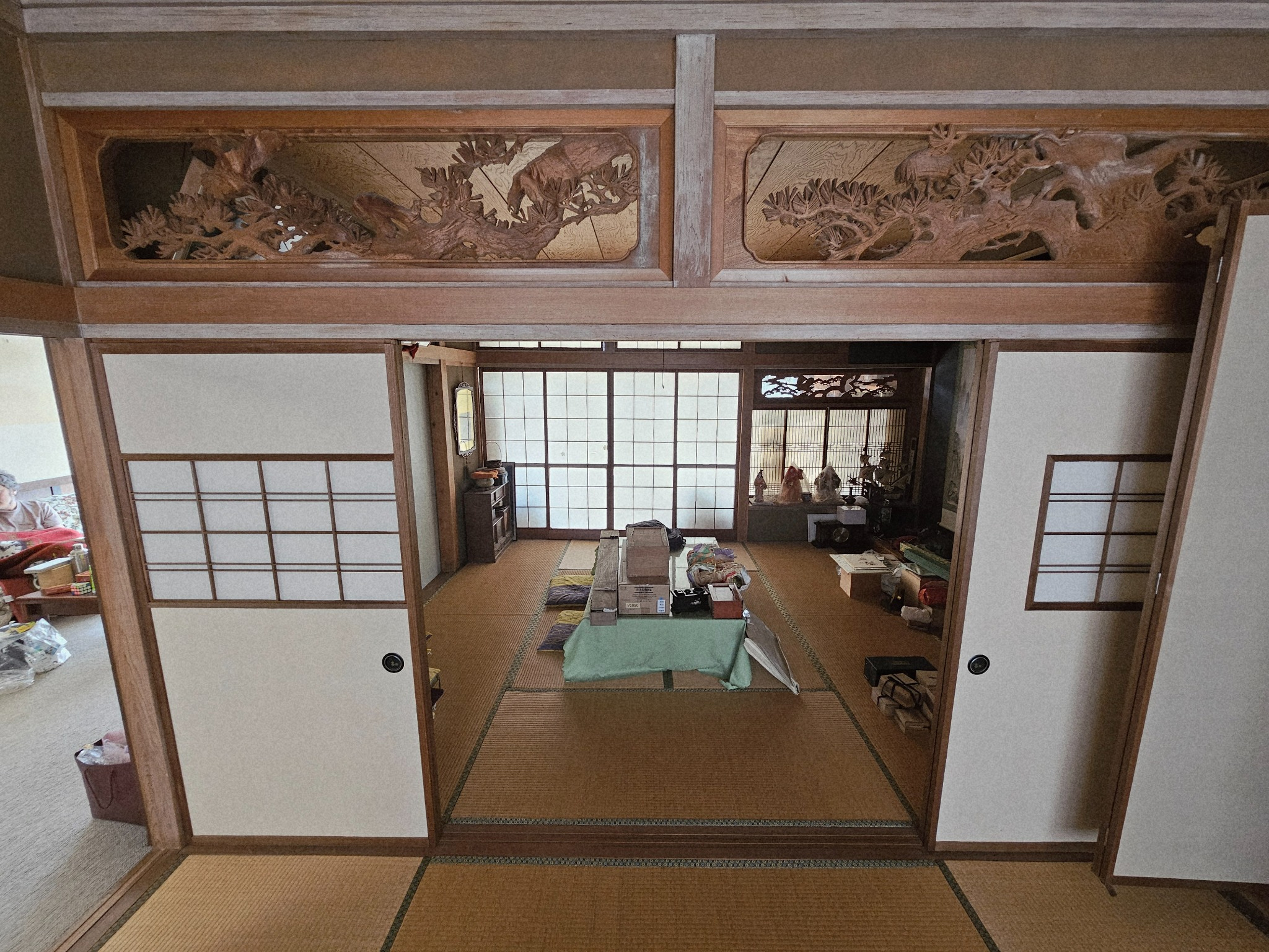 Tatami room with ranma and tokonoma.