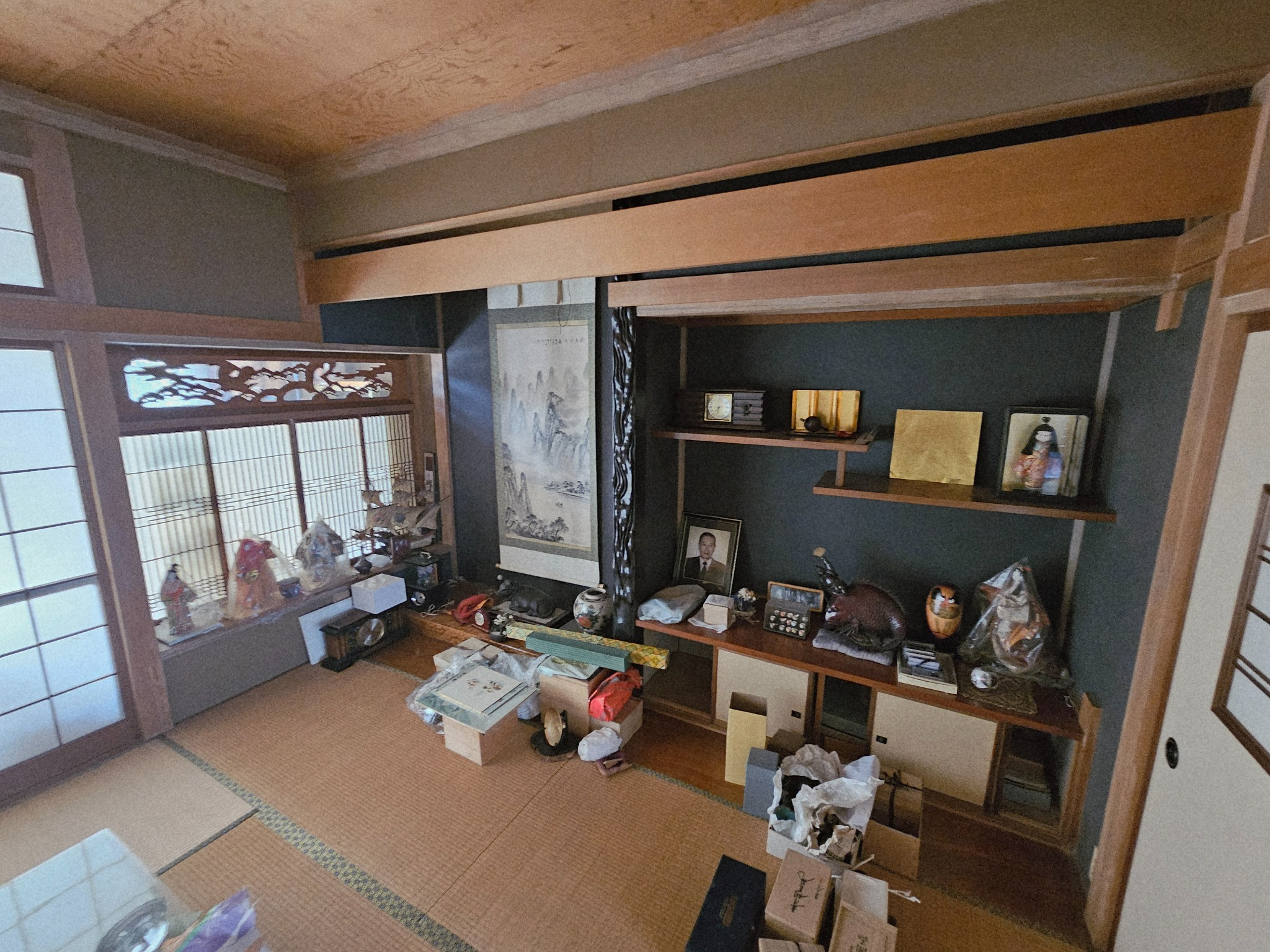 Tokonoma and display shelves in the Hanasaki house.