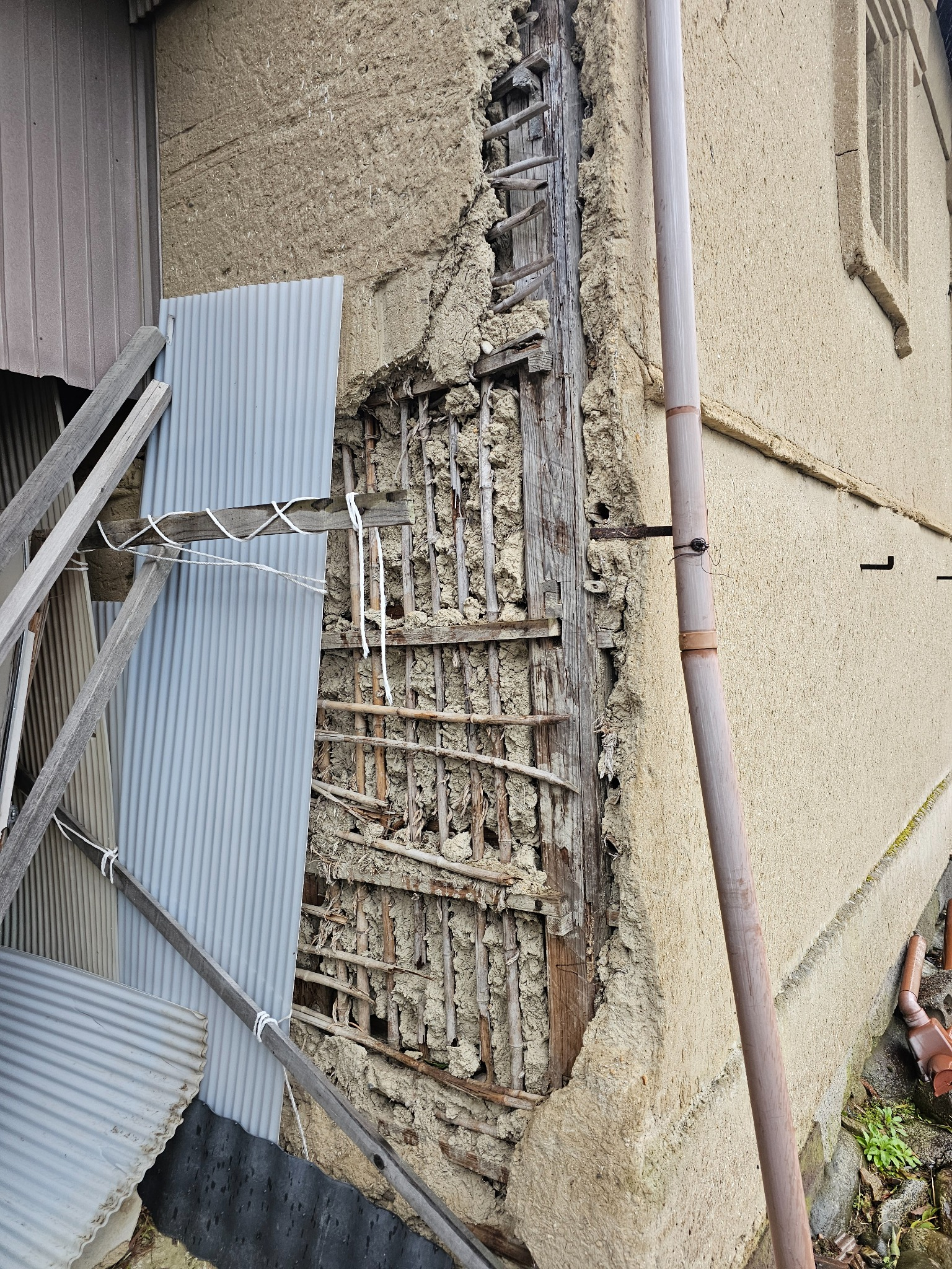 Plaster and cracks on the kura.