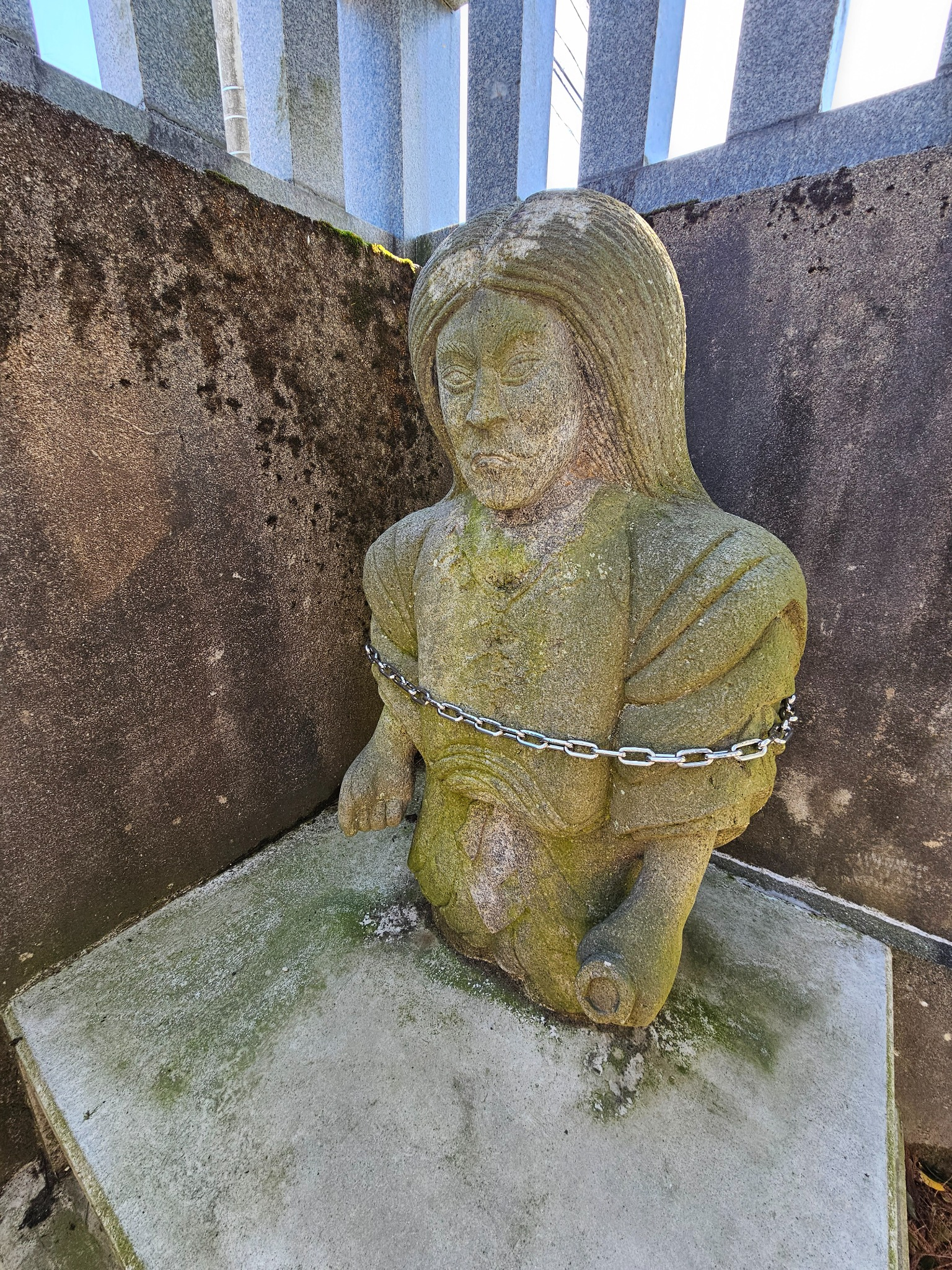 Half statue with chain at Hanasaki Shrine.