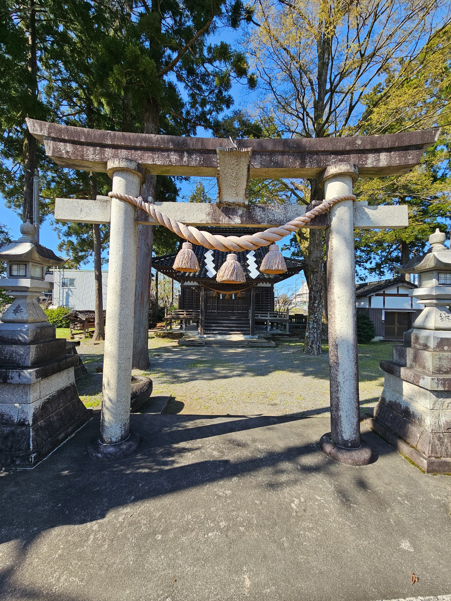 Front gate of Hanasaki Shrine.