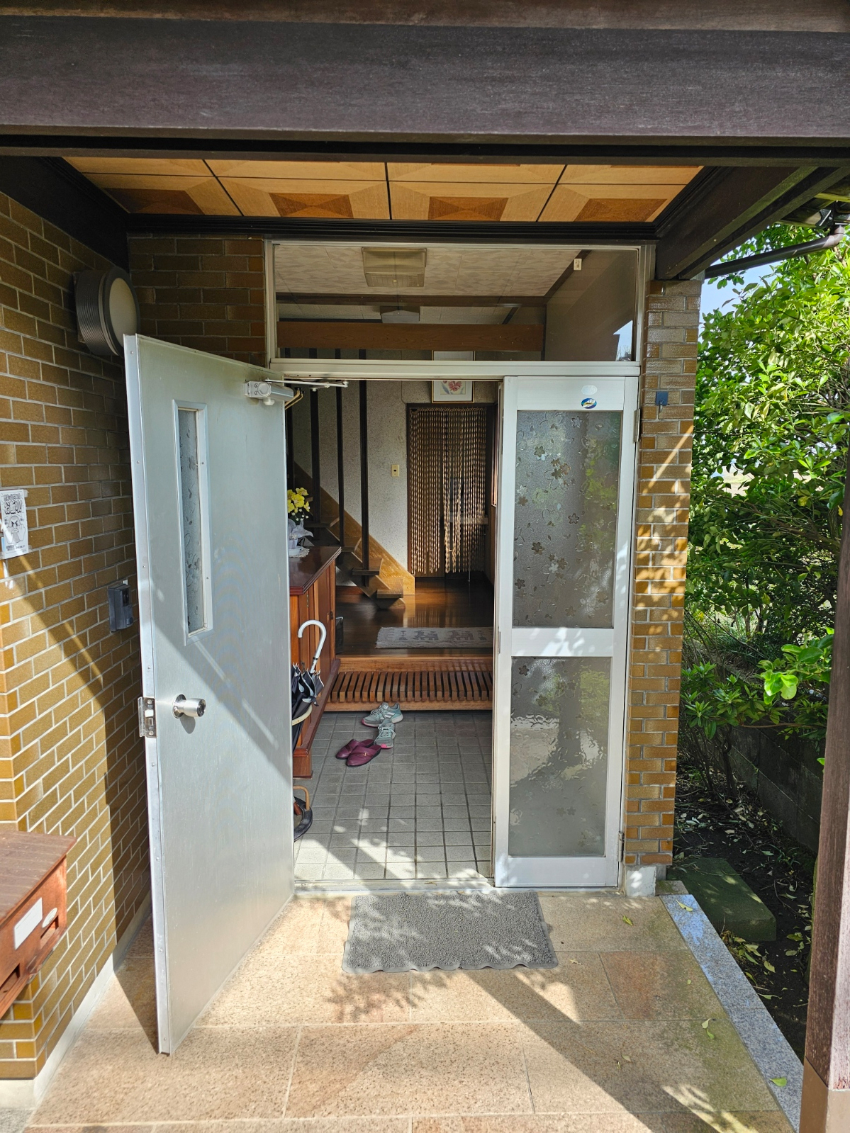 The front entry and genkan of the Hanasaki house.