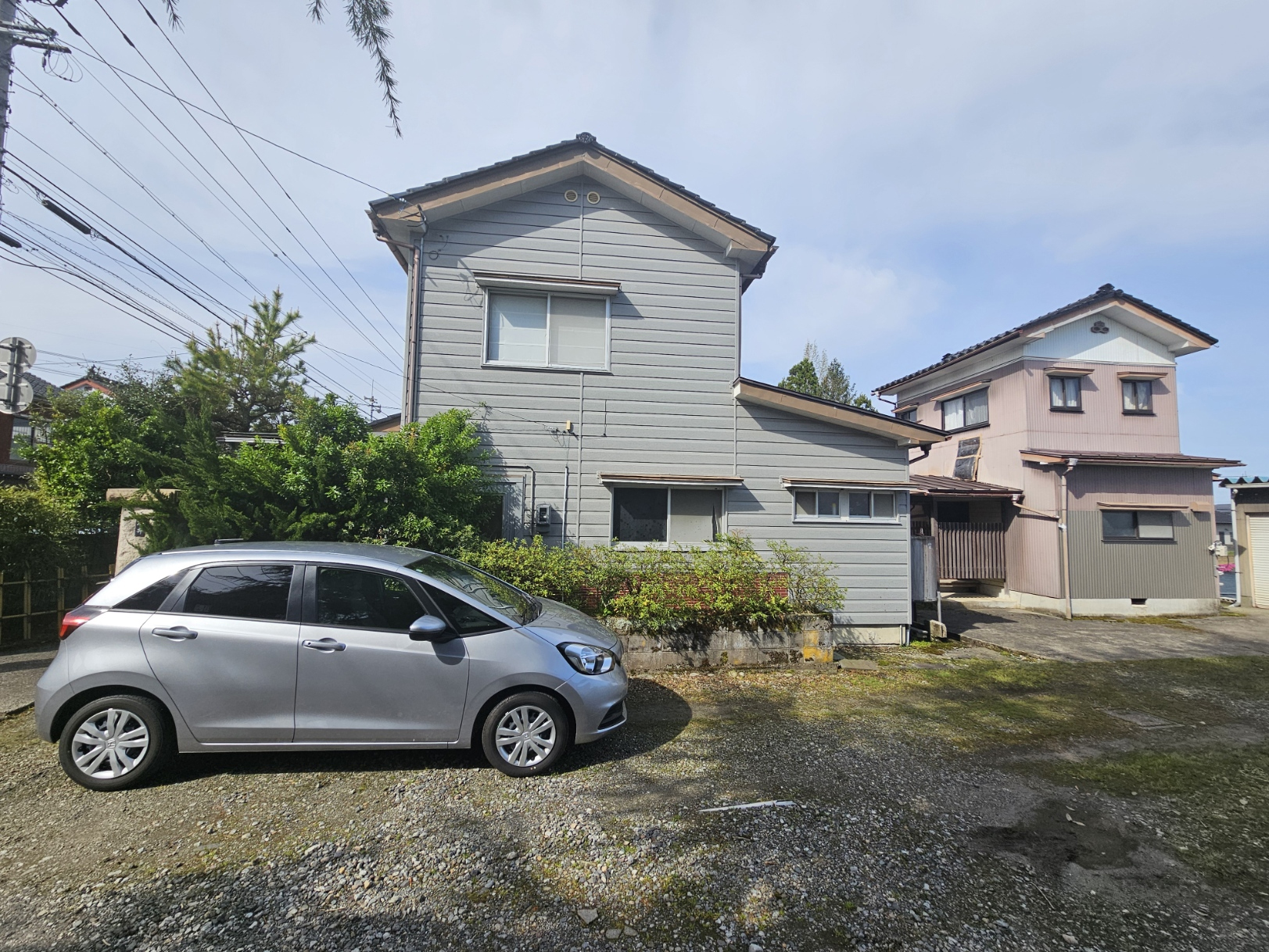 Side yard and driveway at the Hanasaki house.