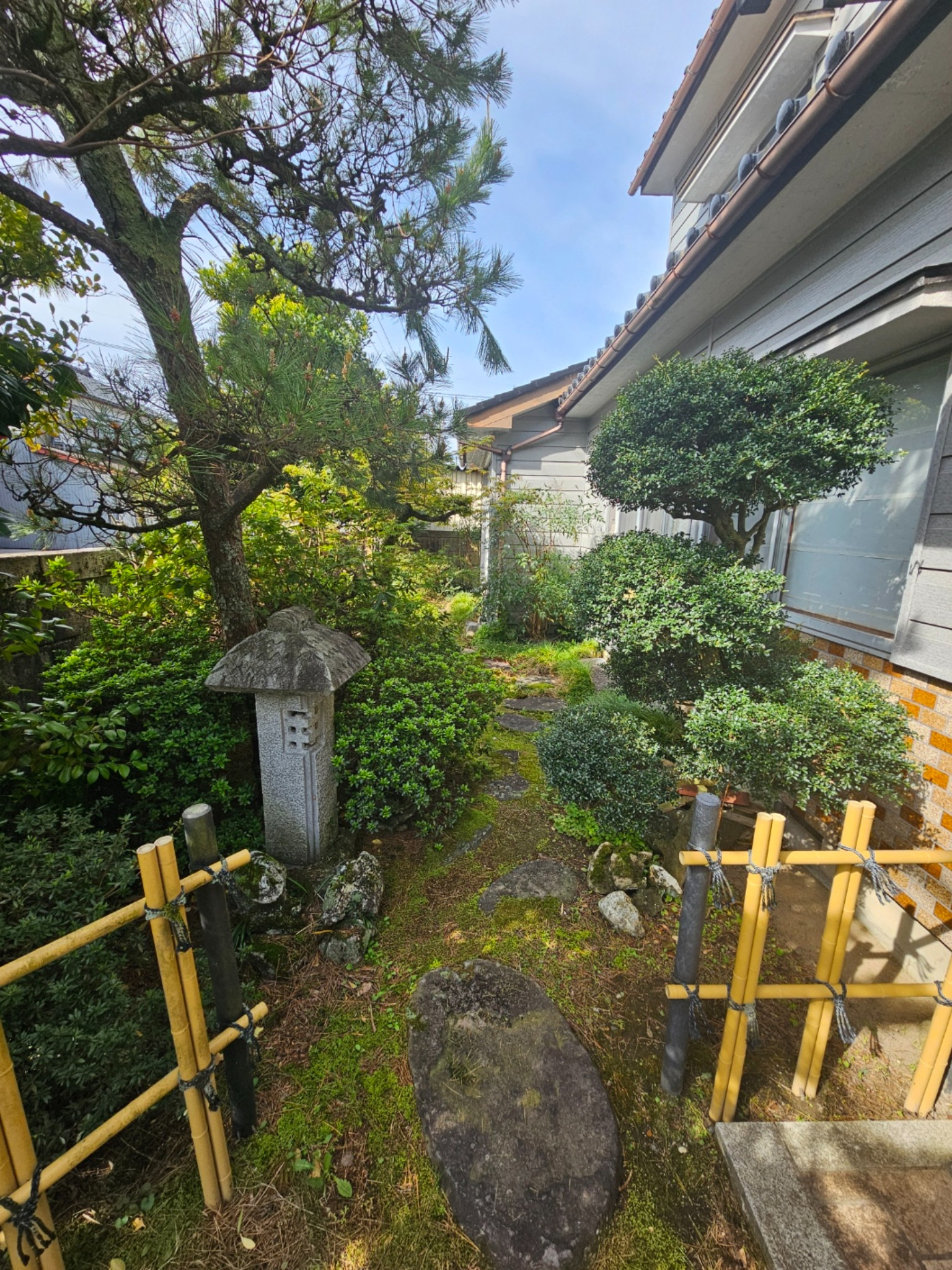 Front garden stone lantern at the Hanasaki house.