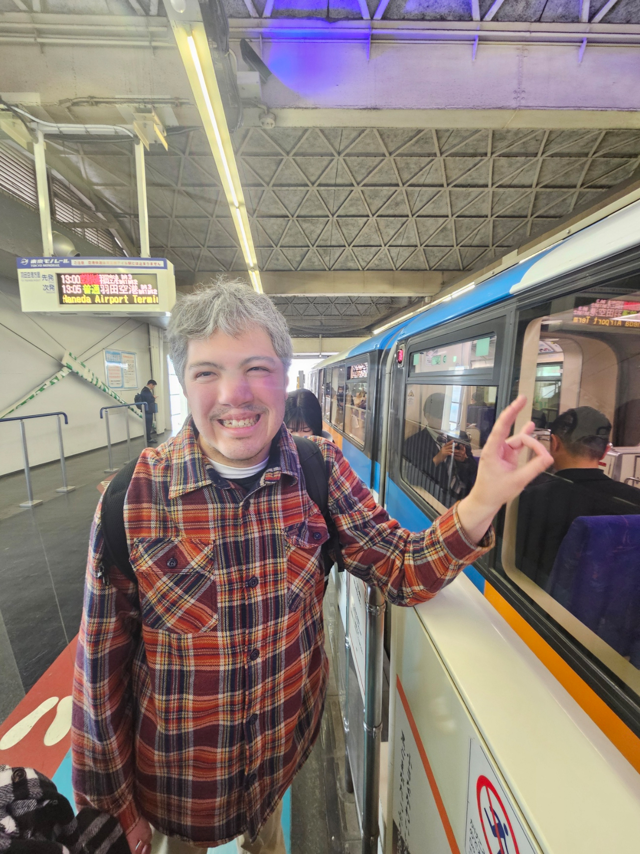 Tatsunari at the Haneda monorail platform.