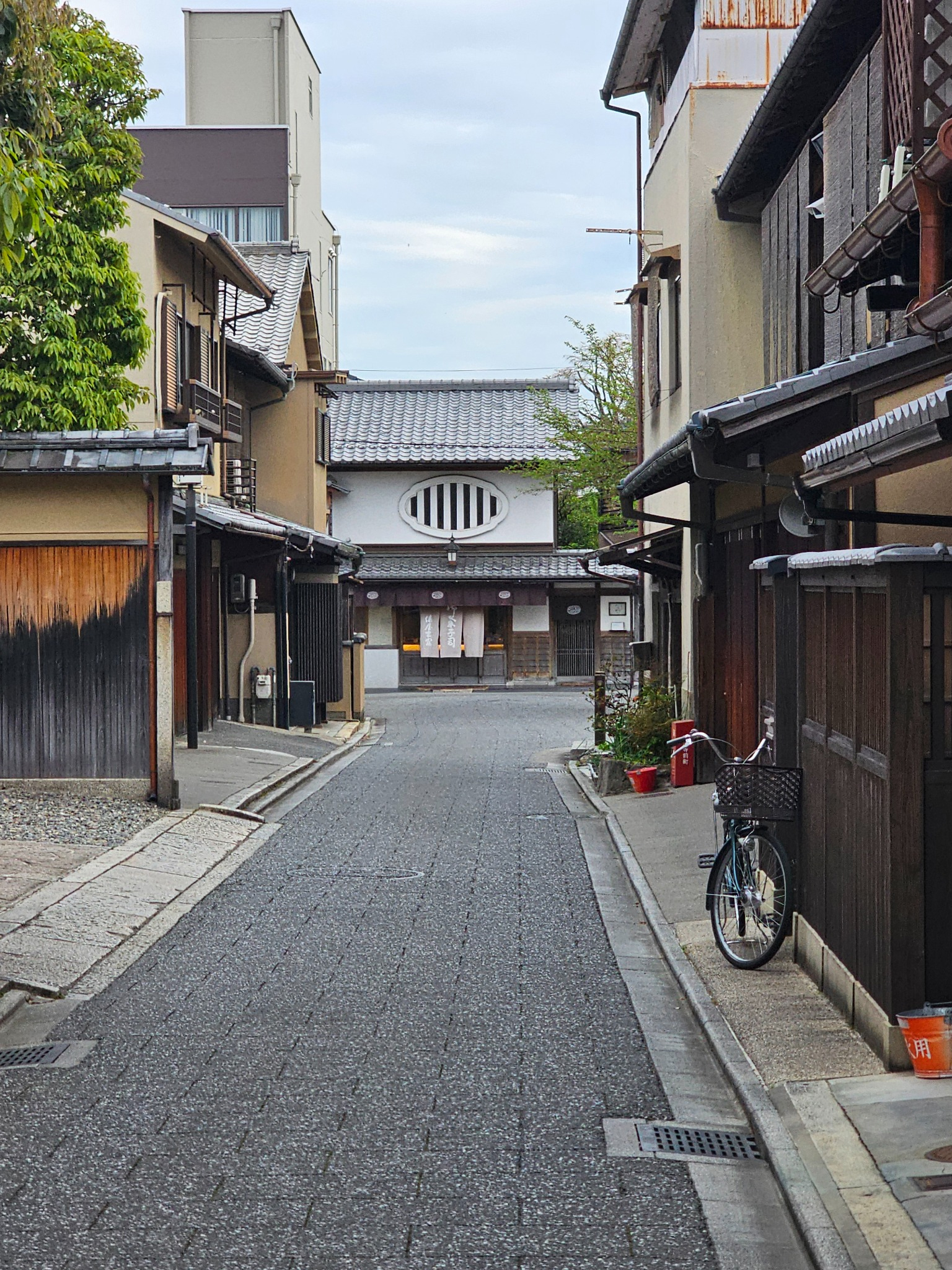Lane toward a white storehouse building in Kyoto.